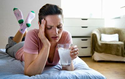 Девушка пьет лекарство