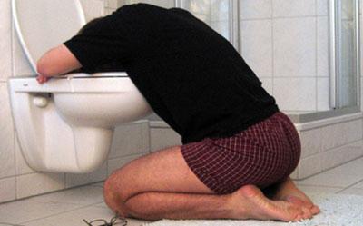 Мужчину тошнит