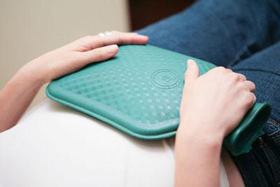 Грелка на животе