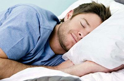 Мужчина спит