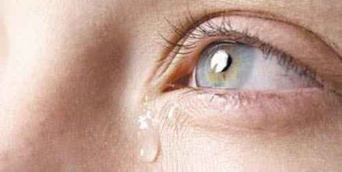 причины слезотечения