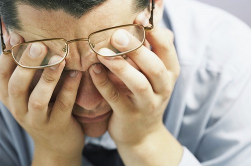 болят глаза