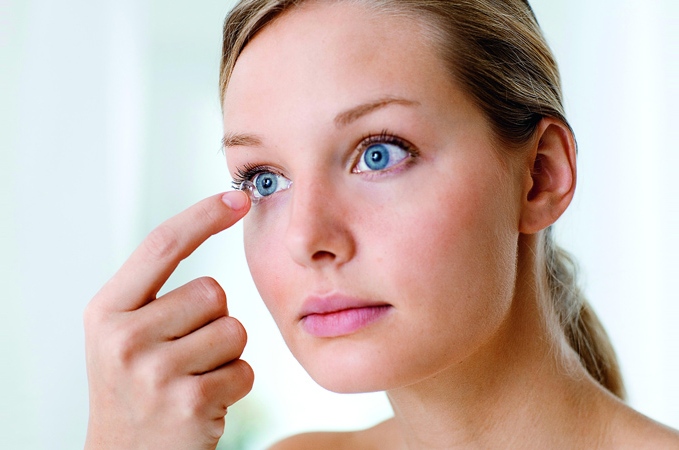 надевание линз