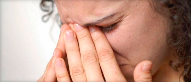 чешутся глаза