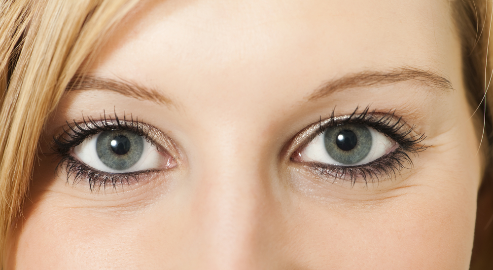 голубые глаза